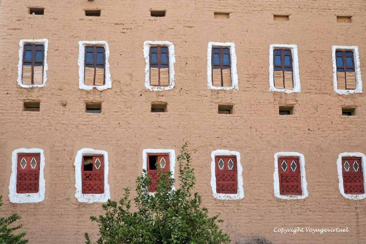 Variation bleue et rouge sur brique de terre
Mots-clés: Sif wadi-Doan