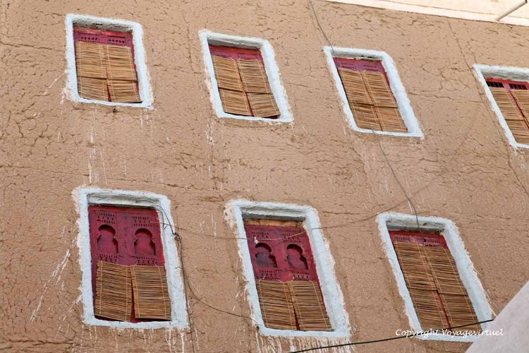Rouge typique des fenêtres sur ocre du pisé avec volets tressés
Mots-clés: Sif wadi-Doan fenêtre