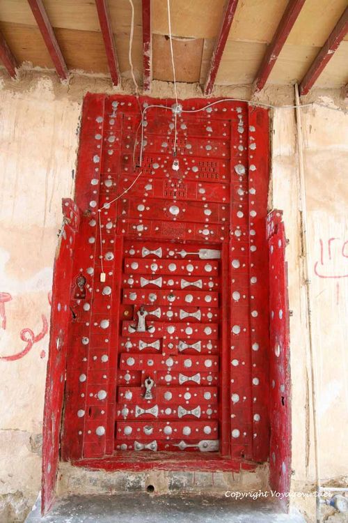 La porte rouge vif, elle aussi avec 2 heurtoirs
Mots-clés: Sif wadi-Doan porte