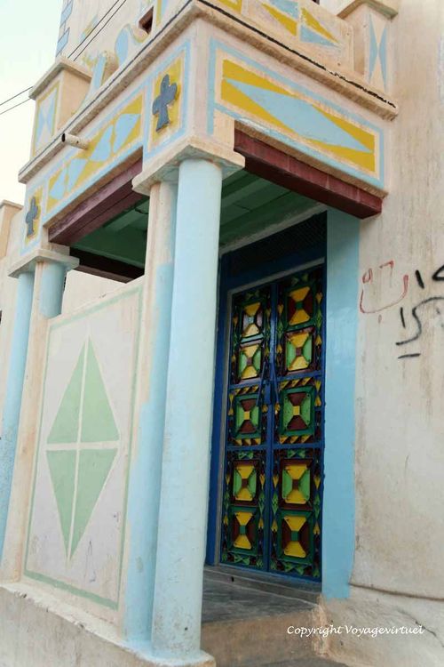 Entrée de maison : la porte est cachée aux regards extérieurs
Mots-clés: Sif wadi-Doan porte