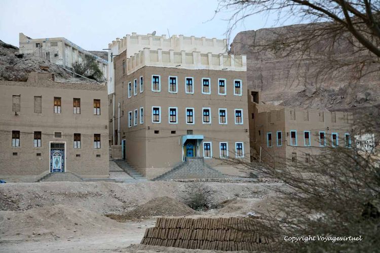 Maison cube avec terrasse à haut mur au sommet
Mots-clés: Sif wadi-Doan