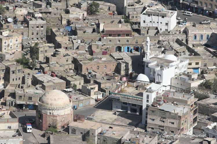 Mausolée et autre mosquée vus du ciel
Mots-clés: Taez Taiz mausolée