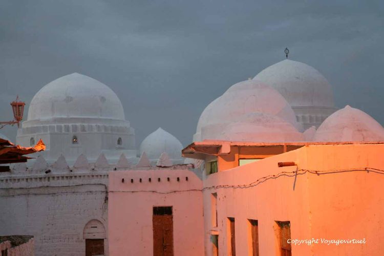 Autre vue sur les dômes de la mosquée Muzzafariya à la nuit tombée
Mots-clés: mosquée Muzzafariya Taez