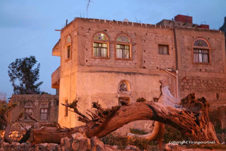 Une maison la nuit dans la vieille ville
Mots-clés: Taez Taiz