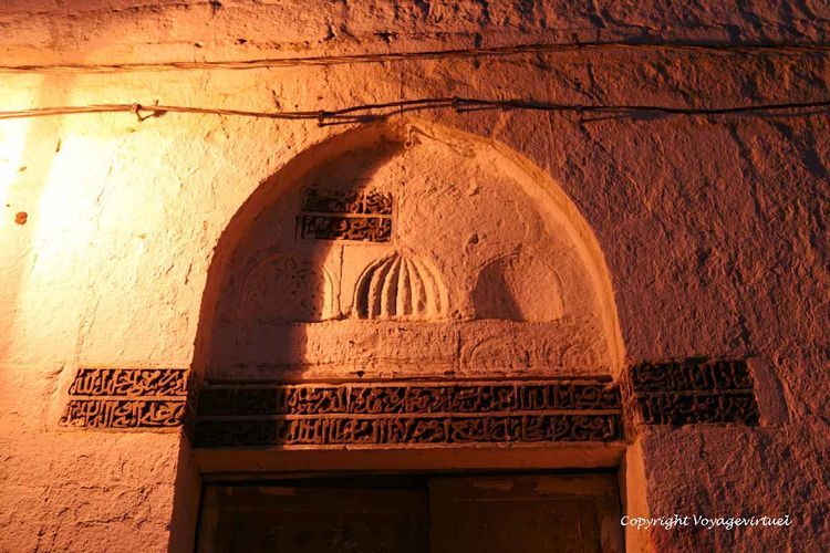 Inscriptions au-dessus de la porte de la mosquée Muzzafariya
Mots-clés: Taez Taiz mosquée Muzzafariya