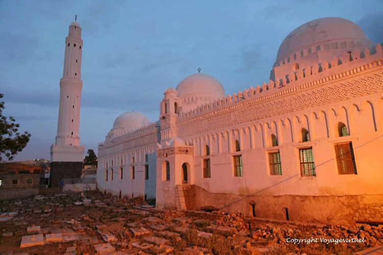 Le minaret est une construction récente de la mosquée Muzzafariya
Mots-clés: Taez Taiz mosquée Muzzafariya