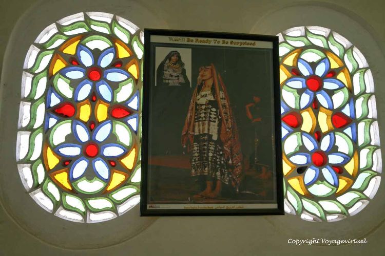 Vitraux et costume traditionnel dans l'escalier de l'hôtel
Mots-clés: Taez Taiz vitrail