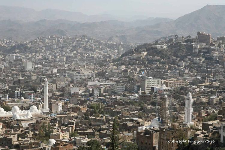 Vue sur la ville depuis l'arrière de la mosquée Al Ashrafiya
Mots-clés: Taez Taiz