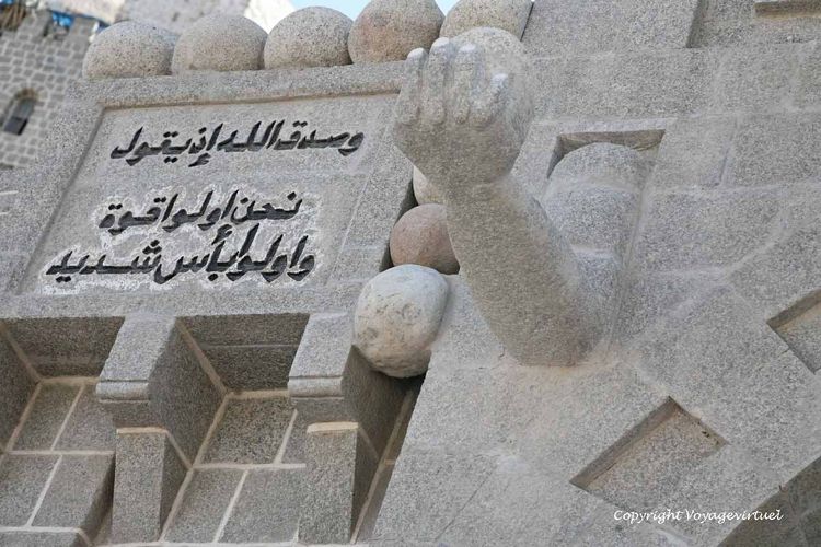 Le boulet dans la main de pierre
Mots-clés: Taez citadelle Al-Qahira