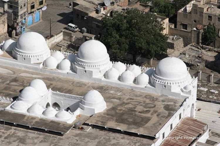 Les mamelons de la mosquée
Mots-clés: Taez Taiz mosquée