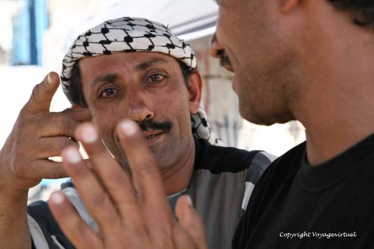 Discussion au marché du Qat
Mots-clés: Taez Taiz qat