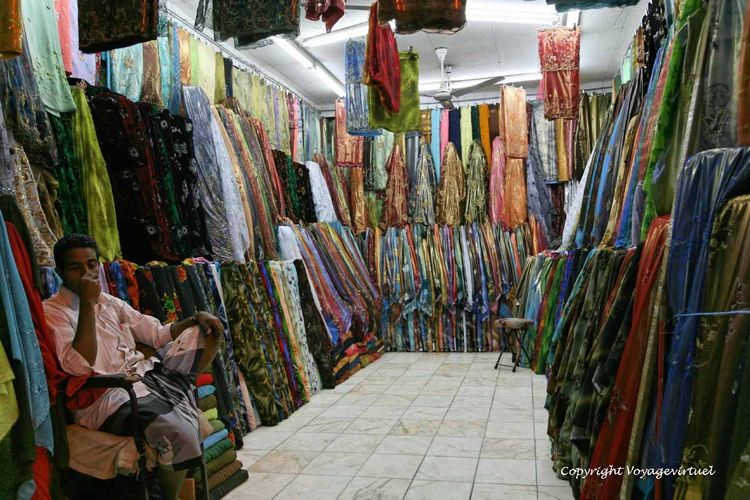 Marchad de tissus multicolores
Mots-clés: Taez Taiz souk