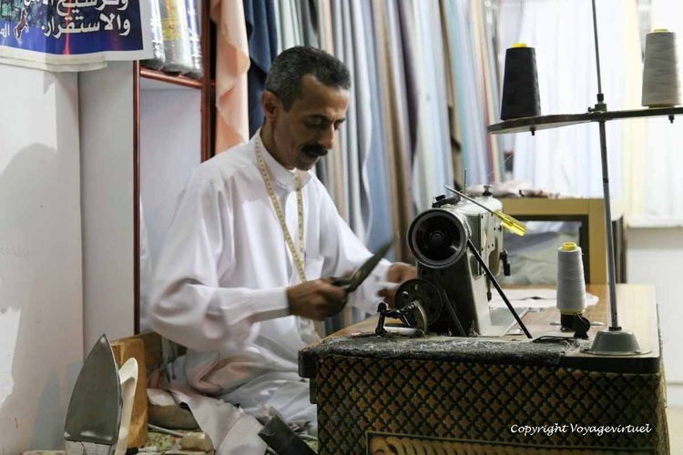 Le couturier et sa machine à coudre
Mots-clés: Taez Taiz souk