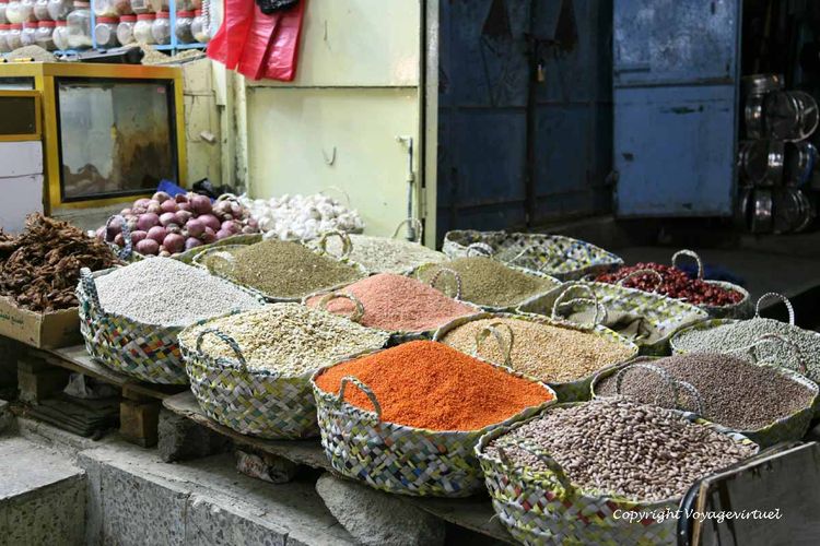 Couleurs d'épices au marché de nuit
Mots-clés: Taez Taiz souk
