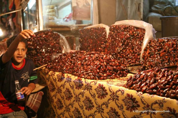 Dattes au marché de nuit
Mots-clés: Taez Taiz souk