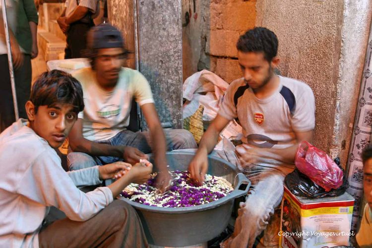 Fabrication de colliers avec les fleurs de jasmin
Mots-clés: jasmin Taez Taiz souk