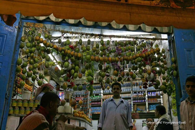 Le marchand de jus de fruits frais ou ... en boite
Mots-clés: Taez Taiz souk