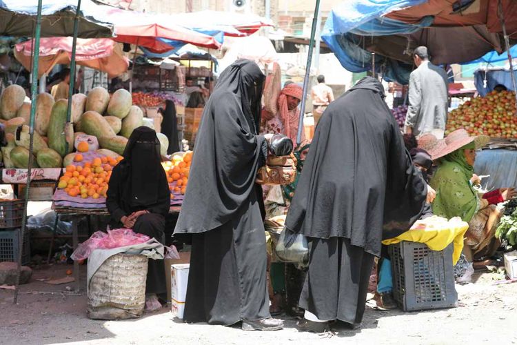 Les femmes en noir au marché et la femme "libre" en vert du djebel
Les femmes venant du djebel Sabel sont de redoutables commerçantes
Mots-clés: Taez Taiz souk
