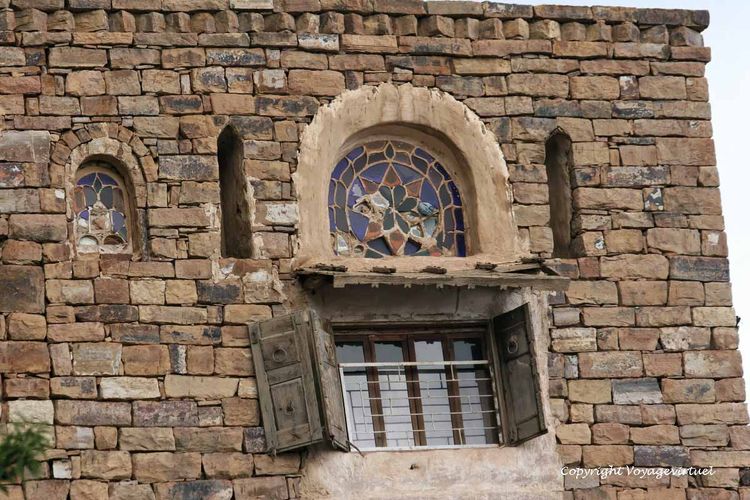 Le vitrage n'existait pas antan, les volets devaient donc être fermés pendant les pluies
C'est ce qui explique, en partie, les ouvertures ou oculi supérieurs aux fenêtres et leurs vitraux
Mots-clés: Thula