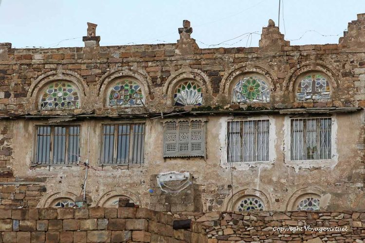Vitraux anciens et moucharabieh de bois
Mots-clés: Thula vitraux moucharabieh