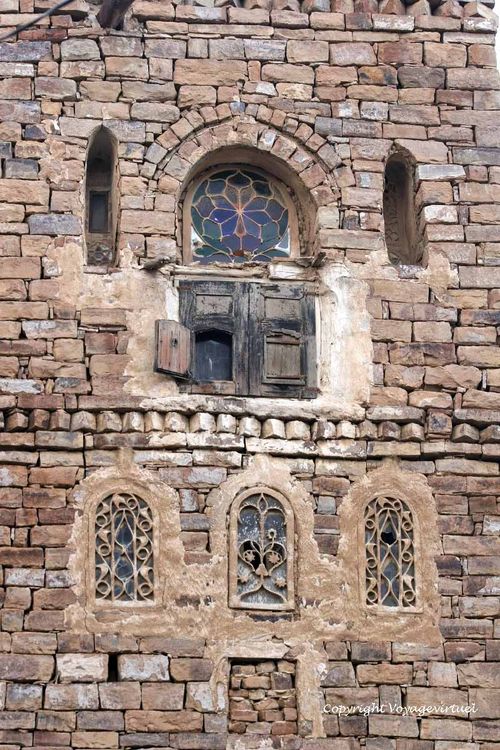 Cette partie de façade montre tous les éléments d'une construction traditionnelle
Les volets sur la fenêtre pour se protéger des pluies, les ouvertures d'aération qui permettaient aussi, par leur forme de meurtrière,une défense en cas d'attaque et les vitraux qui apportent de la lumière lorsque les volets sont fermés.
Mots-clés: Thula vitraux