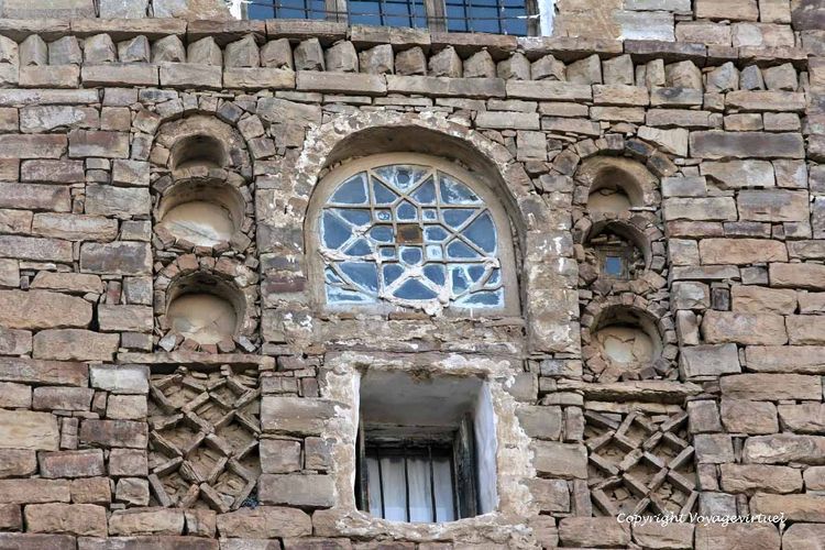 Fenêtre traditionnelle avec son vitrail, ses six oculis et ses décorations en pierre taillée
Remarquez sur l'oculus du milieu à droite, la taille de l'ouverture qui se trouvait derrière le matériau occultant.
Mots-clés: Thula vitrail oculi fenêtre