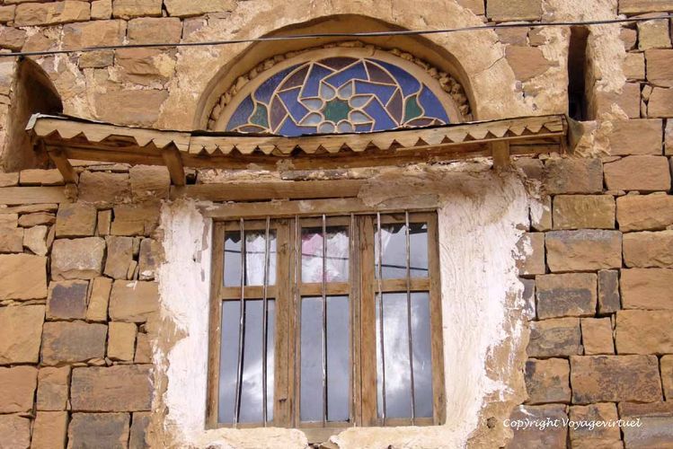 L'extension en bois au dessus de la fenêtre sert à protèger de la pluie une fenêtre sans volet
Mots-clés: Thula