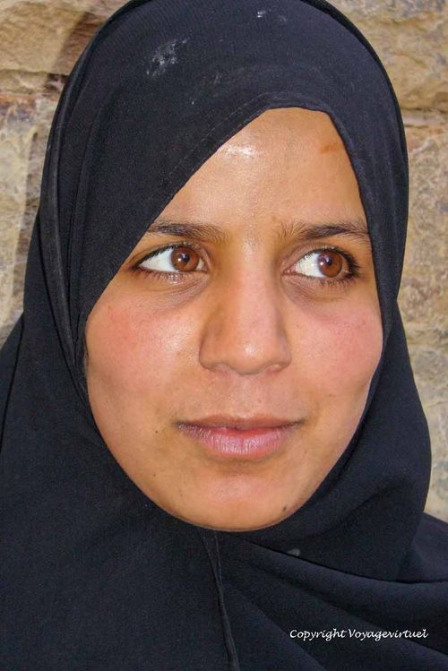 Portrait de la commerçante courageuse, seule femme à tenir une boutique
Mots-clés: Thula