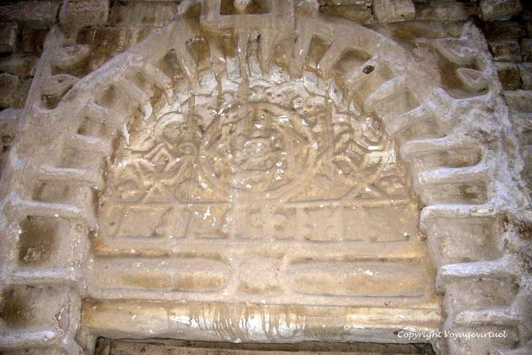 Fronton de porte d'une maison juive
Mots-clés: Thula