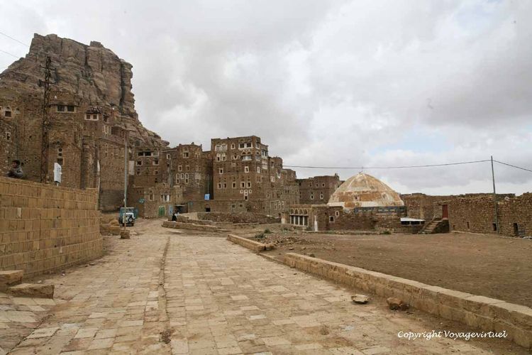 Esplanade à l'entrée de Tulla après avoir franchi les remparts
Mots-clés: Thula