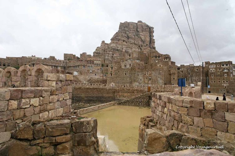 Citerne à l'entrée du village et piton de la citadelle
Mots-clés: Thula citerne
