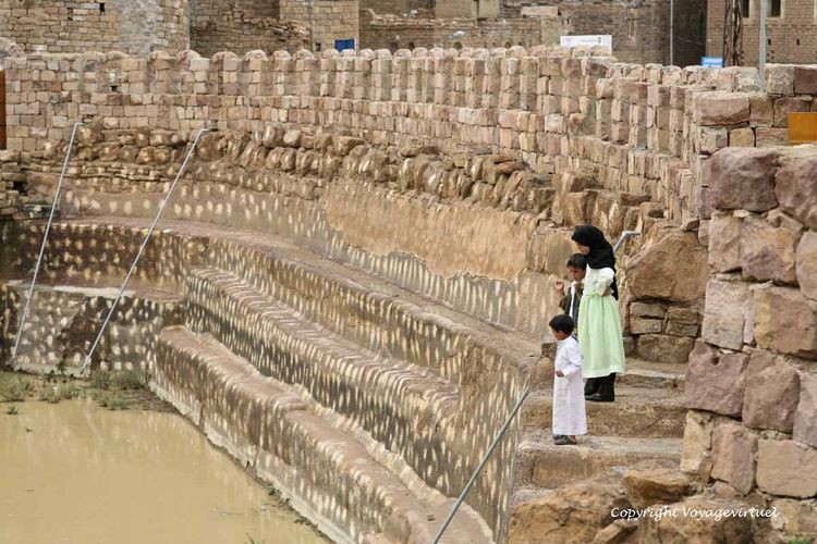 Enfants sur les marches de la citerne
Mots-clés: Thula citerne