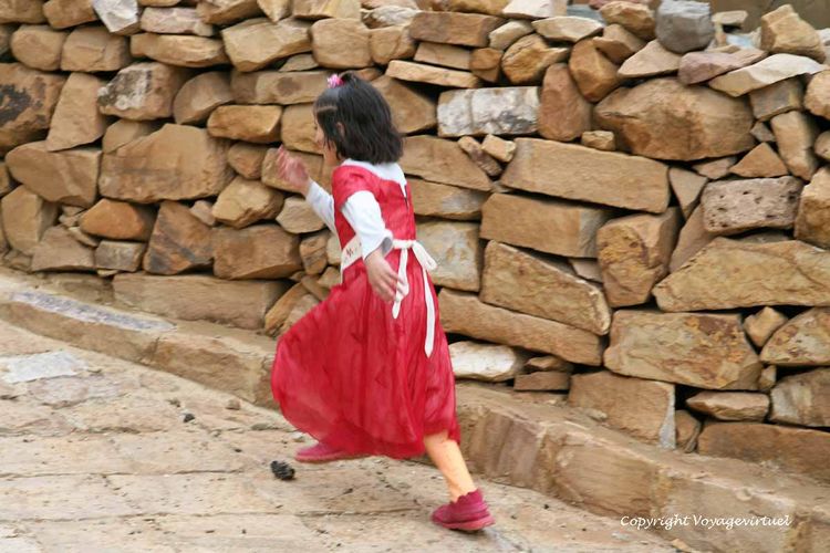 La petite fille à la robe rouge
Mots-clés: Thula
