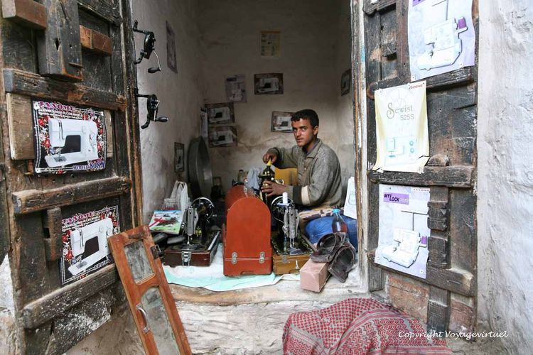 L'artisan réparateur de machine à coudre
Mots-clés: Thula souk