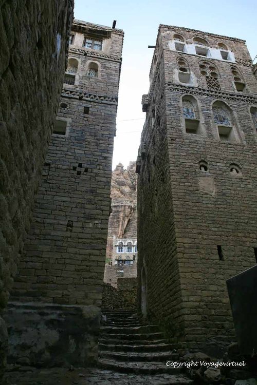 Entre les hauts murs des maisons tours, bel exemple du système de défense yéménite
Mots-clés: Thula