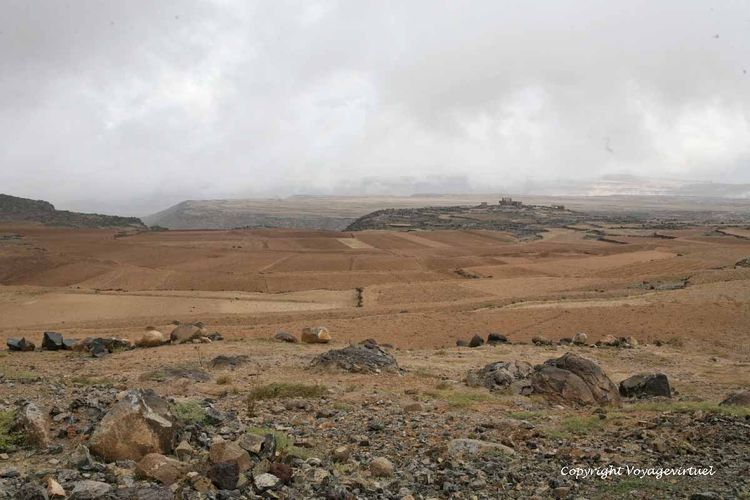 Les cultures s'étendent jusqu'au bord extrème du plateau à la limite des falaises vertigineuses
Mots-clés: Thula
