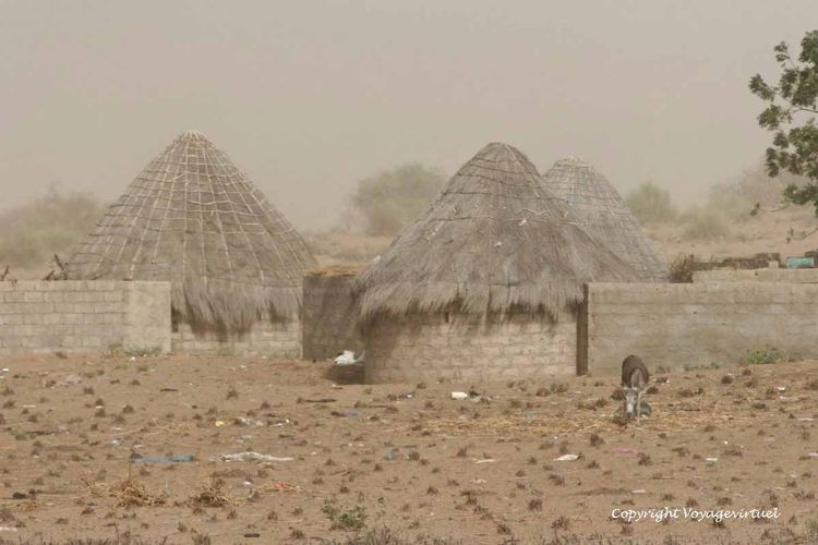 Village de cases dans la poussière
Mots-clés: case Tihama