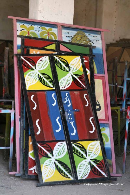 Chez le fabricant de portes peintes
Mots-clés: Tihama