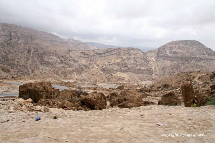 Route tortueuse après le plateau de Jol en allant vers Mukalla
Mots-clés: Jol