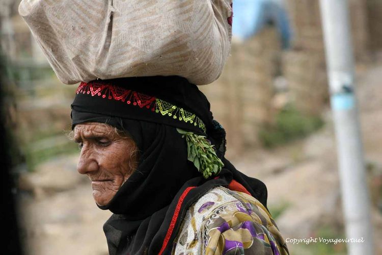 Vieille femme portant son fardeau sur la tête Hajjarah
Mots-clés: femme fardeau tête Hajjarah