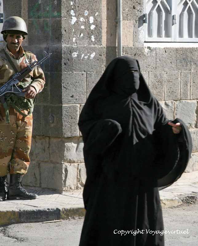 Le militaire et la femme en noir Sana'a
Mots-clés: Sana'a