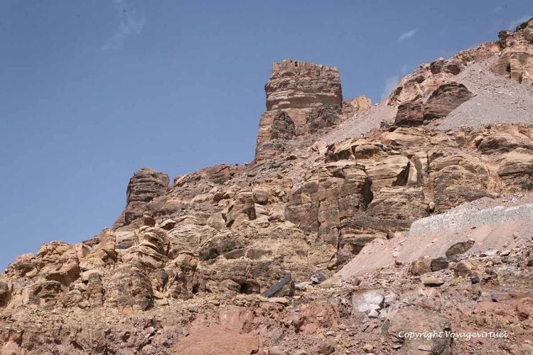 Vue lointaine de Zakatine sur son piton dans son environnement minéral
Mots-clés: Zakatin
