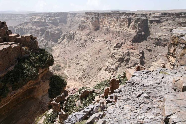 Ruines des maisons juives sur l'autre versant du piton à l'a-pic du canyon
Mots-clés: Zakatin