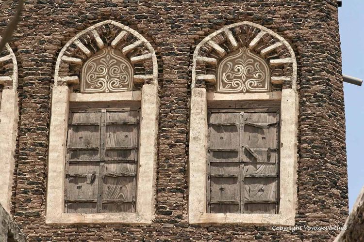 Gros plan sur les fenêtres ornées sur fond de brique crue
Mots-clés: Zebid Zabid