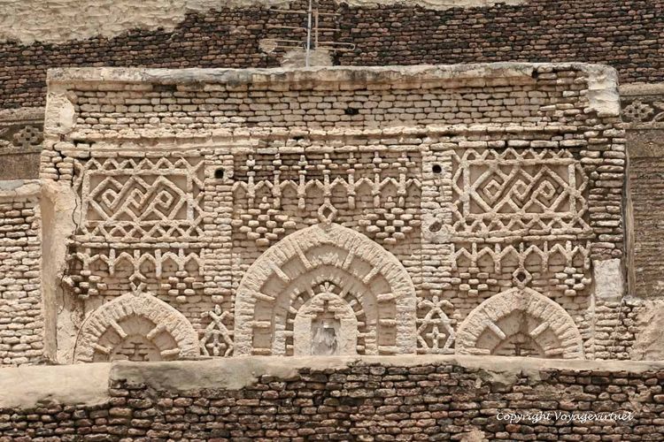 Richesse des décorations en brique blanchie et stuc en façade
Mots-clés: Zebid Zabid