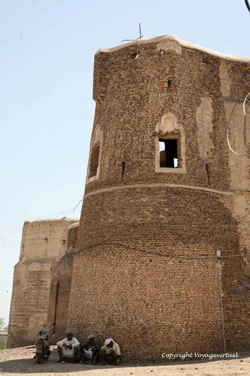Au pied de la tour de briques
Mots-clés: Zebid Zabid citadelle