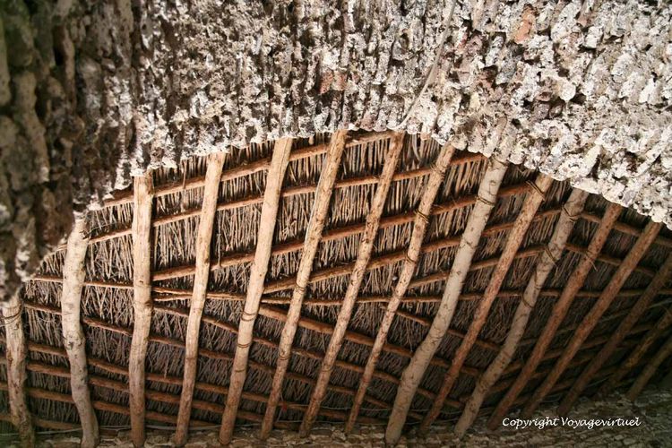 Plafond typique d'un bâtiment avec toit végêtal
Dans les maisons, les poutres sont souvent en acacia ou jujubier
Mots-clés: Zebid Zabid citadelle