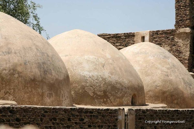 J'ai toujours trouvé ces formes très féminines, à l'inverse de celle d'un minaret
Mots-clés: Zebid Zabid citadelle