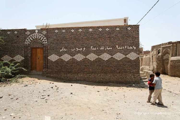Dessins géométriques et de bandes calligraphiées sur mur de brique cuite
Mots-clés: Zebid Zabid