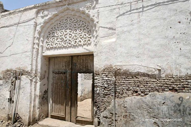 Autre forme de stuc sur porte double
Mots-clés: Zebid Zabid
